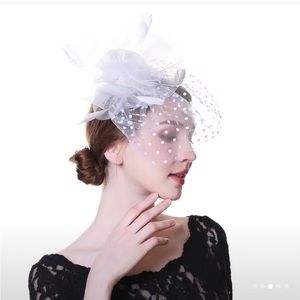 💕Wedding Bridal Hair clip in white. Mesh Ribbon and feathers.